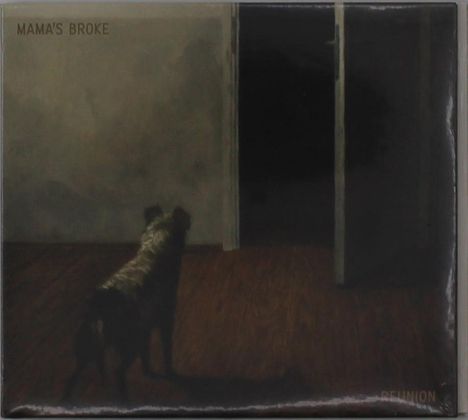 Die Texte "MAMA'S BROKE" und "REUNION" erscheinen. Ein Hund blickt in einen dunklen Raum durch eine offene Tür.