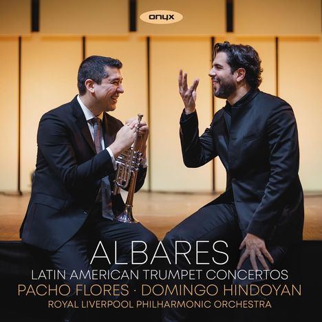 "ALBARES LATIN AMERICAN TRUMPET CONCERTOS PACHO FLORES · DOMINGO HINDOYAN ROYAL LIVERPOOL PHILHARMONIC ORCHESTRA." Zwei Männer im Anzug interagieren freundlich, einer hält eine Trompete.