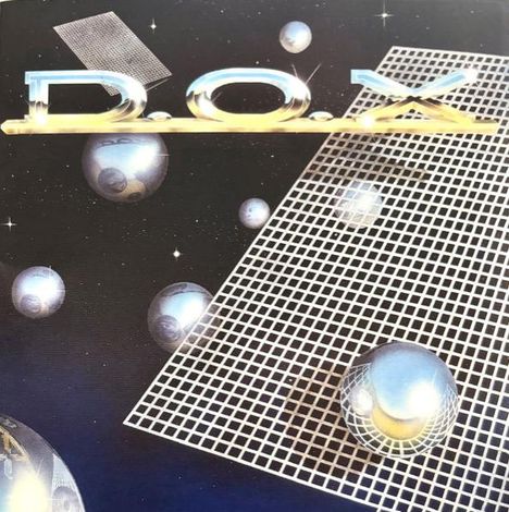 Text "D.O.X." in silbernem 3D-Stil. Im Hintergrund schwebende Kugeln und Gitterflächen vor einem Sternenhimmel.