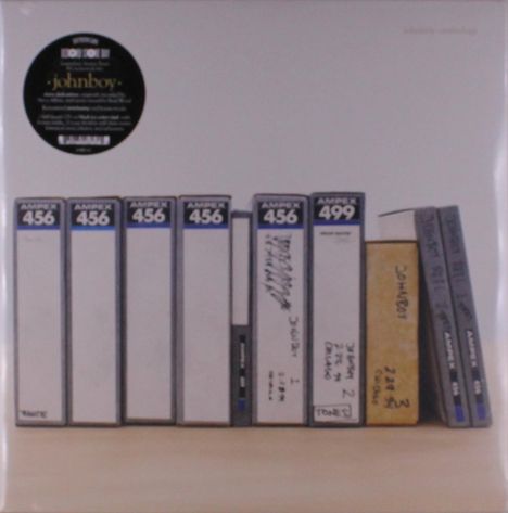 Eine Reihe von Ampex-Bandkassetten mit den Nummern 456 und 499. Ein schwarzer Sticker oben links.