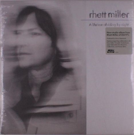 "rhett miller, a lifetime of riding by night." Unscharfes Gesicht einer Person, schwarz-weiße Tonung.