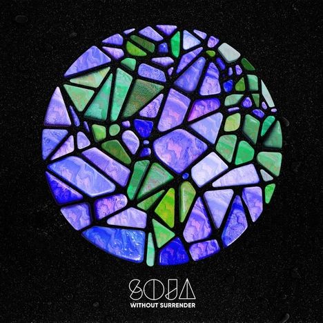 "SOJA WITHOUT SURRENDER" steht unter einer runden Mosaik-Illustration in Blau- und Grüntönen auf schwarzem Hintergrund.