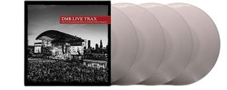 "DMB LIVE TRAX" in rotem Rechteck über Schwarz-Weiß-Foto eines Konzerts; vier helle Vinyl-Schallplatten daneben.