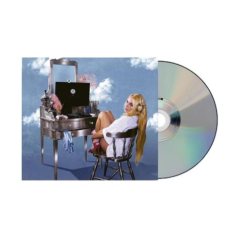 Eine Person sitzt vor einem Frisiertisch mit Spiegel, Wolken im Hintergrund. Daneben eine CD.