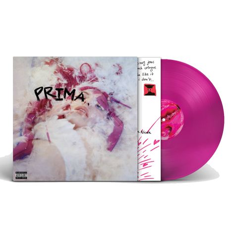 „PRIMA“ in kühner Schrift, unten „Parental Advisory“-Hinweis. Magentafarbene Vinyl-Schallplatte mit einem verspielten Cover.
