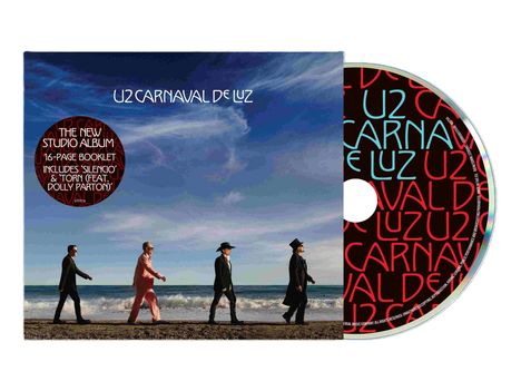 „U2 Carnaval de Luz“, CD und Cover. Vier Personen gehen am Strand entlang, Himmel und Meer im Hintergrund.