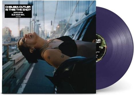 Text: "Chelsea Cutler, Is This The End?, Limited Edition, Blue Hour Vinyl." Frau in schwarzem Top lehnt lachend aus Autofenster.