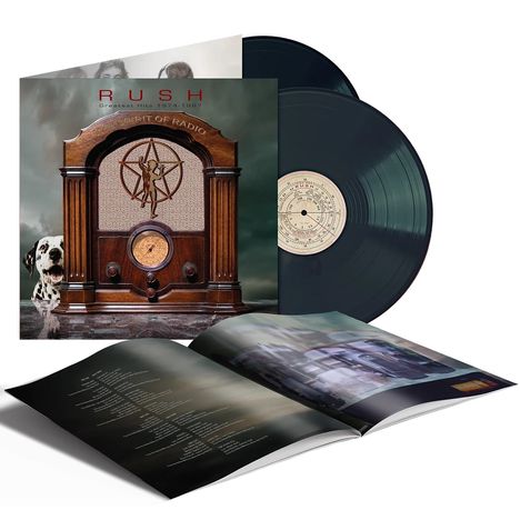 „RUSH: Greatest Hits 1974-1987, The Spirit of Radio“. Ein antikes Radio, zwei Schallplatten und ein Heft.