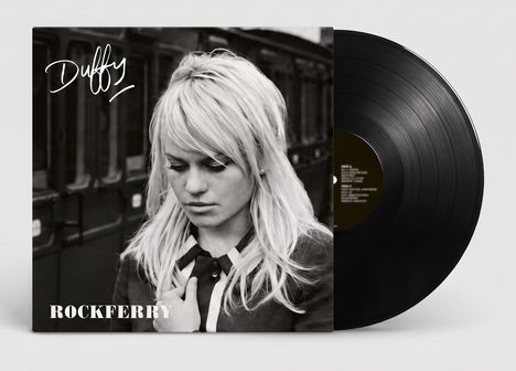 Texte: "Duffy", "ROCKFERRY". Schwarzweiß-Albumcover. Frau mit langen blonden Haaren, im Hintergrund ein Zug.