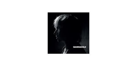Text: "GIANNAGOLD." Silhouette einer Person im Profil mit hellem Haar, vor schwarzem Hintergrund.