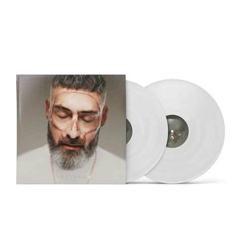 Der Text „FRIEDEN“ steht unten. Ein Mann mit Bart und Narben schaut nach unten. Zwei weiße Schallplatten sind daneben.