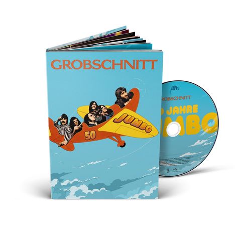 Der Text "GROBSCHNITT", "JUMBO", "50 JAHRE". Ein gelb-oranges Flugzeug mit fünf Personen fliegt über Wolken.