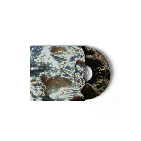 Ein CD-Cover mit abstrakter Kunst, zeigt ein Gesicht aus schimmerndem Material. Die CD hat ein erdiges Muster.