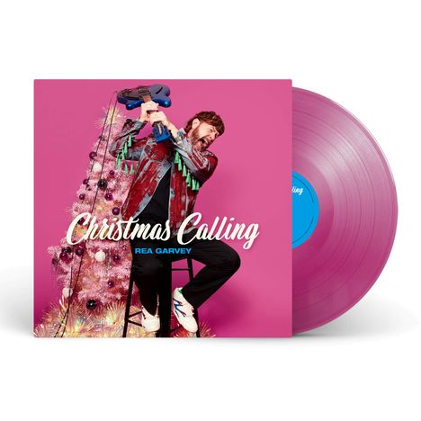 "Christmas Calling" und "Rea Garvey" auf pinkem Hintergrund. Person mit Gitarre, pinker Weihnachtsbaum, rosafarbene Schallplatte.