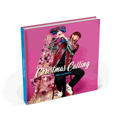 „Christmas Calling“ und „Rea Garvey“ in geschwungenem und blockartigem Text. Enthält pinken Hintergrund und Weihnachtsbaum.