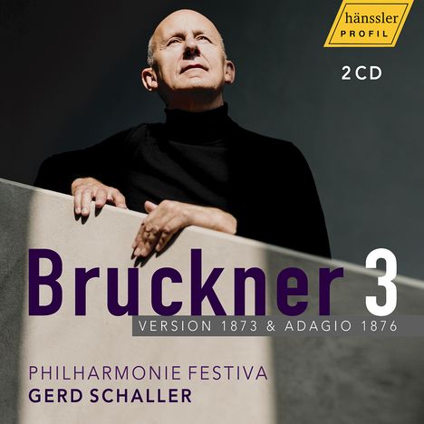 "Bruckner 3, Version 1873 & Adagio 1876, Philharmonie Festiva, Gerd Schaller." Ein Mann lehnt an einer Wand, schaut nach oben.