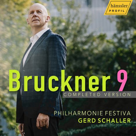 „Bruckner 9 Completed Version, Philharmonie Festiva, Gerd Schaller.“ Ein Mann in Anzug schaut nachdenklich in die Ferne.