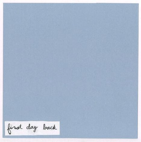 Der Text "first day back" steht in der unteren linken Ecke auf hellem Hintergrund, vor einem blauen Quadrat.