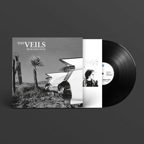 „The Veils - The Runaway Found“, Schallplatte mit Albumcover: Autoheckflossen und Yucca-Palme in Landschaft.