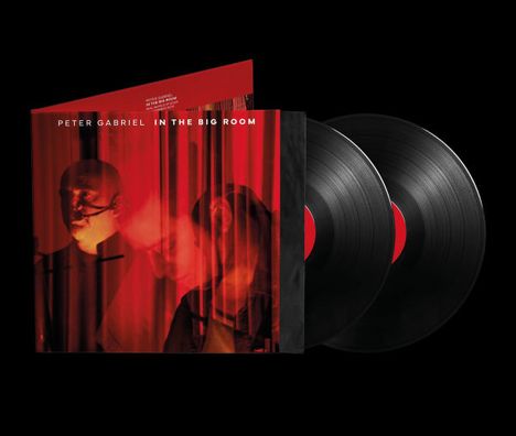 Text: "Peter Gabriel In the Big Room". Zwei schwarze Schallplatten neben einem roten Albumcover mit verschwommenen Gesichtern.