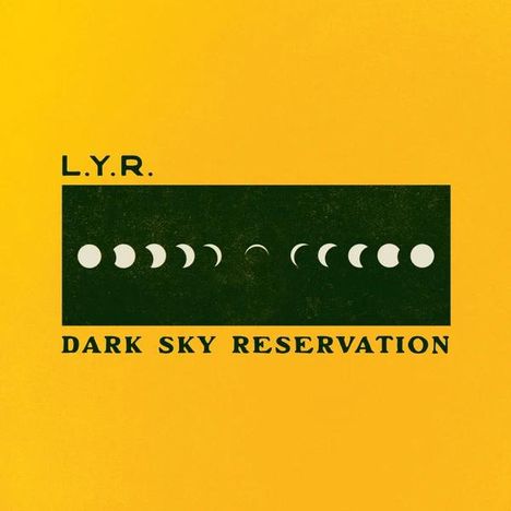 "L.Y.R. DARK SKY RESERVATION" ist zentral platziert. Darunter eine Reihe von Mondphasen auf gelbem Hintergrund.