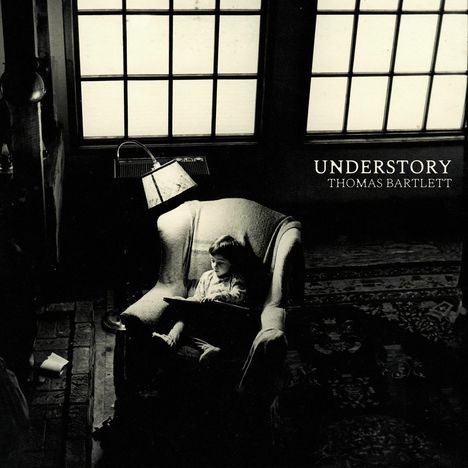 Text: "UNDERSTORY THOMAS BARTLETT". Ein Kind sitzt in einem großen Sessel unter einem Fenster, das Licht fällt herein.