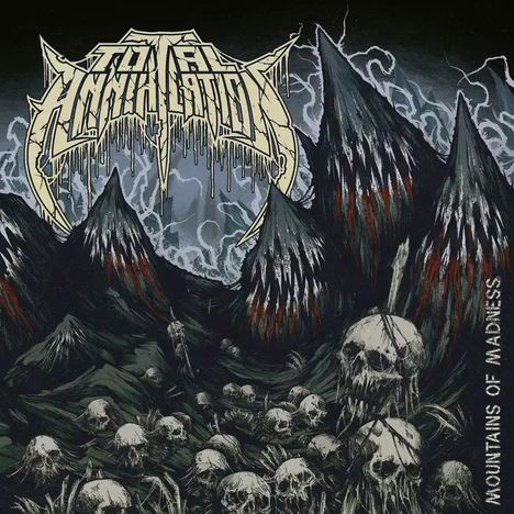 "TOTAL ANNIHILATION" und "MOUNTAINS OF MADNESS". Illustration: Bedrohliche, spitze Berge vor stürmischem Hintergrund, Schädel im Vordergrund.