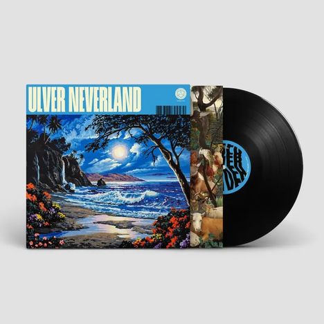 Text: "ULVER NEVERLAND". Illustrationsstil: Eine malerische Küstenszene mit Mondschein und Wellen. Eine Schallplatte liegt daneben.