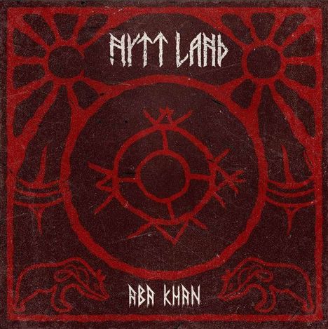 Oben steht "NYTT LAND", unten "ABA KHAN". Rote Symbole, Kreis in der Mitte, Sonnenformen und Tierumrisse auf dunklem Hintergrund.