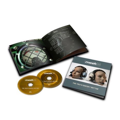 Text: "mesh. THE TRUTH DOESN'T MATTER." Zwei CDs, zwei Roboterköpfe mit Headsets, ein aufgeschlagenes Booklet.