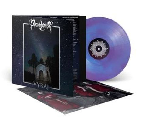 Text: "VYRAJ". 
Ein lilafarbener Vinyl, ein Cover mit Nachthimmel und eine antike Struktur.