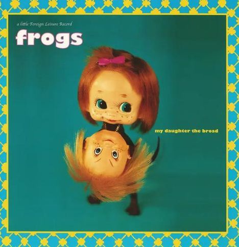 „frogs“, „my daughter the broad“; Eine Puppe mit großen Augen hält einen Kopf in einem türkisfarbenen Hintergrund.