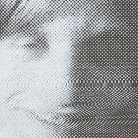 Unscharfes, verpixeltes Schwarz-Weiß-Bild, das vage Gesichtszüge eines Menschen zeigt.