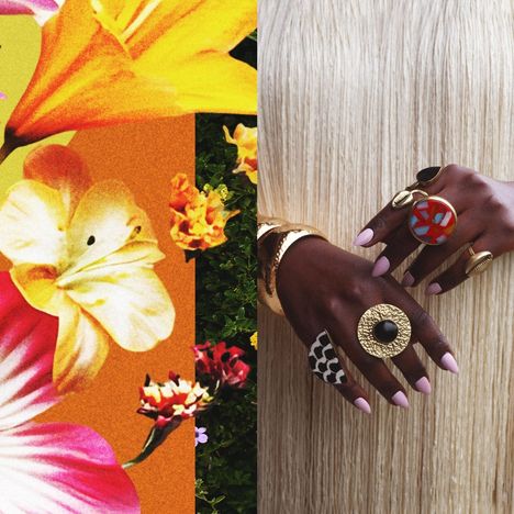 Links leuchtende Blüten, rechts eine Hand mit verschiedenen goldenen Ringen und einem cremefarbenen Oberteil.