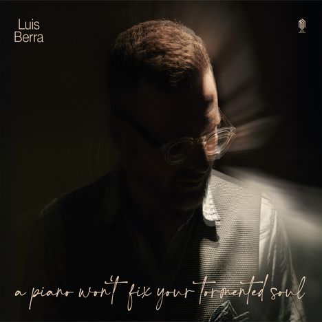 Text: "Luis Berra", "a piano won't fix your tormented soul". Dunkle, stimmungsvolle Darstellung eines nachdenklichen Mannes.