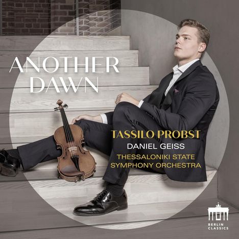 "Another Dawn" in Großbuchstaben. Ein Mann im Anzug sitzt mit einer Violine. Text "Tassilo Probst", "Daniel Geiss". Links oben Treppen.