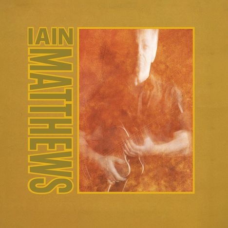 Text "IAIN MATTHEWS" in großen Buchstaben. Unscharfe Person mit Gitarre in orangenem, künstlerischem Stil.