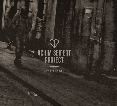 ACHIM SEIFERT PROJECT, ...noticed my heart. Schwarz-weiß Bild von Menschen in einer urbanen Umgebung.