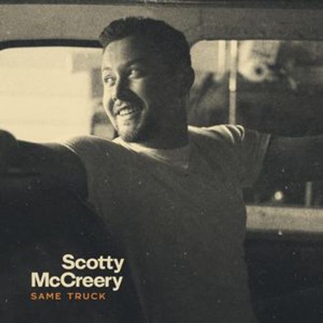 "Scotty McCreery, Same Truck" steht links unten. Ein Mann lächelt, sitzt in einem Fahrzeug, Sepiaton.