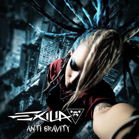 „Exilia Anti Gravity“: Eine Person mit blauen Dreadlocks vor einer stilisierten Stadtansicht.