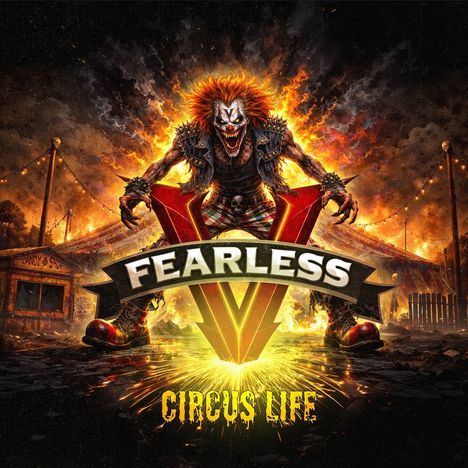Texte: "FEARLESS", "CIRCUS LIFE". Illustration eines Clowns in zerschlissenem Outfit vor einem brennenden Zirkuszelt.