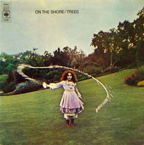 Oben steht "ON THE SHORE / TREES". Eine Frau in einem weiten Kleid schwenkt ein Band in einem grünen Park.