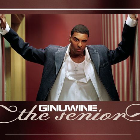 Text: "Ginuwine the senior". Ein Mann im Anzug lehnt lässig an roten Wänden mit Streifen.