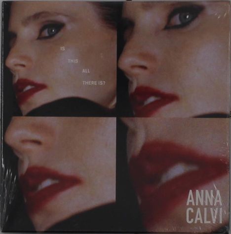 Text: “IS THIS ALL THERE IS?” und “ANNA CALVI”. Vier Nahaufnahmen eines Gesichts mit rotem Lippenstift.