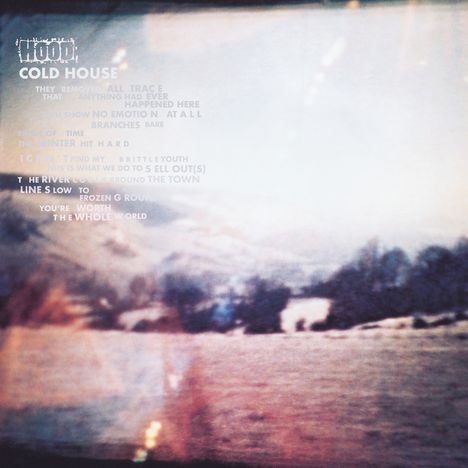 Text: "HOOD COLD HOUSE..." und mehr. Verschwommene Landschaft mit Bäumen und Hügeln. 