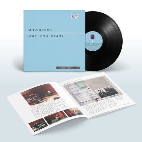 Blaue Schallplattenhülle mit Text „MOVIETONE DAY AND NIGHT“, Vinyl-Disk und geöffnetes Booklet mit Fotos und Texten.