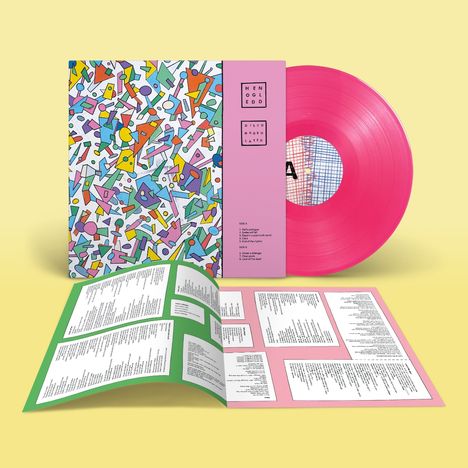 Eine pinke Schallplatte und ein Albumcover mit geometrischen Mustern, daneben ein Booklet mit Liedtexten auf pastellfarbenem Hintergrund.