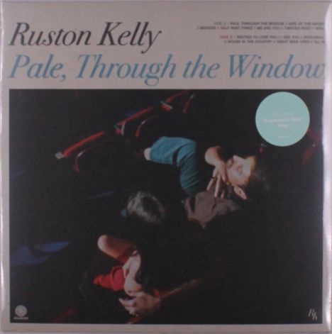 "Ruston Kelly - Pale, Through the Window" in elegantem Schriftzug. Darunter ein Foto von einer Umarmung in einem dunklen Raum.