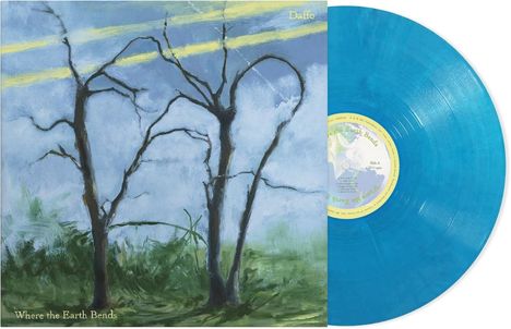 Gemälde von zwei kahlen Bäumen auf einer grünen Wiese unter blauem Himmel. Blaue Vinyl-Schallplatte daneben.
