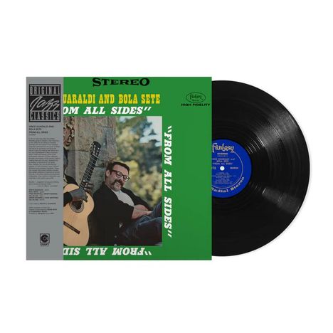 "From All Sides", Vince Guaraldi und Bola Sete. Ein Mann mit Gitarre lehnt entspannt an einer Wand. Links ein Vinyl.